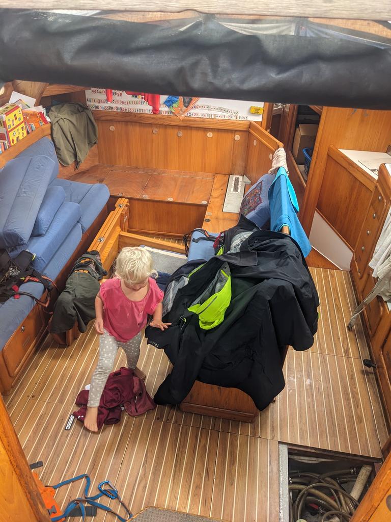 Urvaný stůl, otevřená bilge